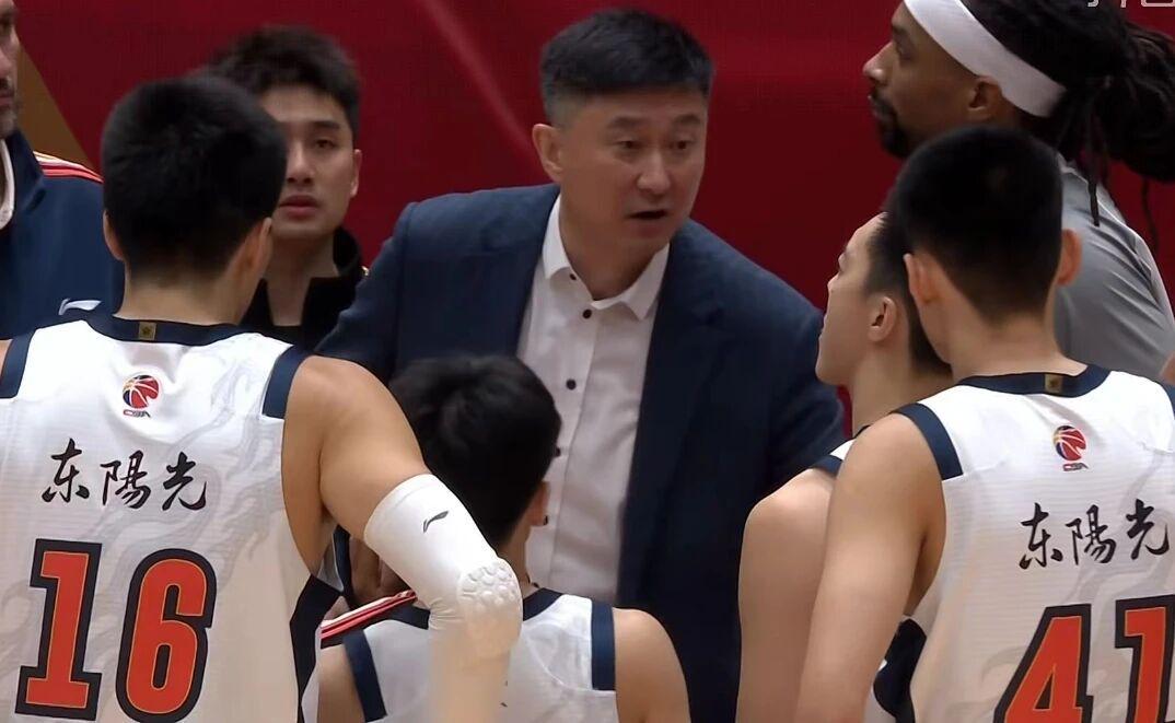 欧冠直播-广东男篮打硬仗能力不足，张庆鹏批评球员耍大牌，山东男篮成黑马